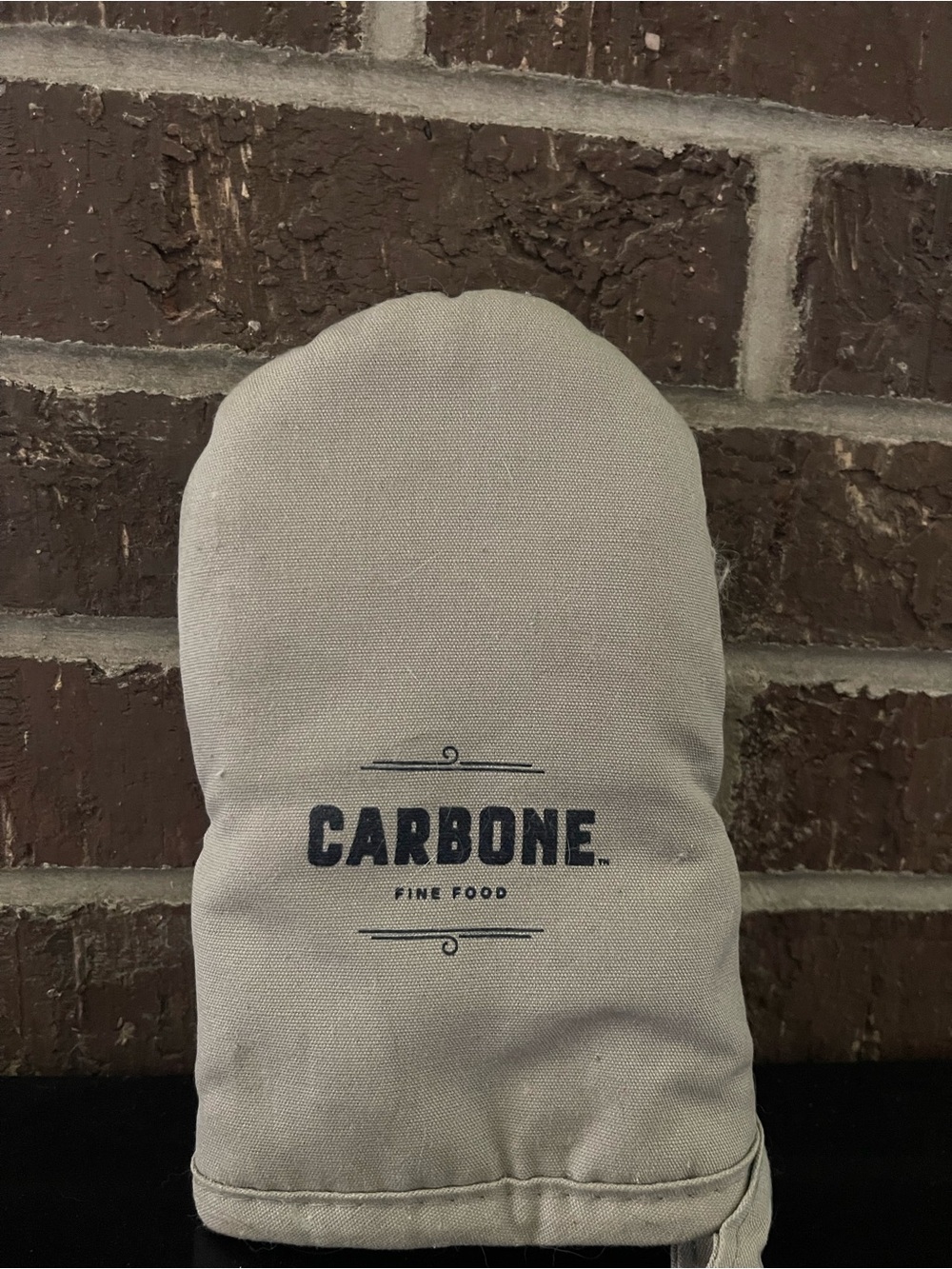 Carbone Fine Food oven mitt
